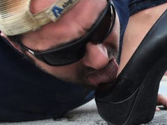 Мужчина терпит унижения за деньги