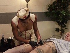 Горячая медсестра умело берет толстый член пациента