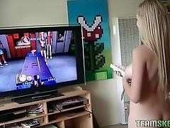 Молодая блондинка с голубыми глазами трахается