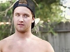 Сексуальные мамочки предлагают ее грудь